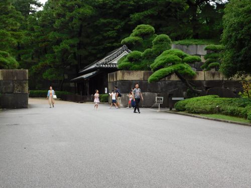 Kōkyo Higashi-gyoen in der Nähe eines Eingangs