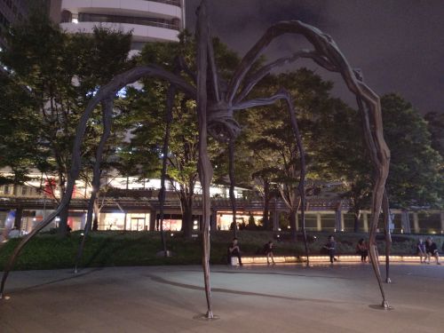 Bronzeskulptur der Franco-Amerikanerin Louise Bourgeois (1911-2010)